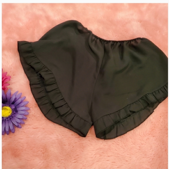 Brandy Melville Pants - Brandy Melville ruffle shorts
